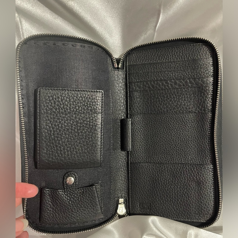SALE!! 🚨 FENDI - RARE!! VGUC Black Selleria Leather DOUBLE Zip Long Wallet